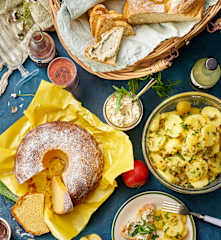 Picknick: Kartoffelsalat, Dinkelbrot, Rucola-Tomaten-Dip, Zitronengugelhopf