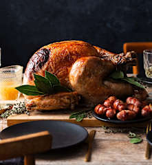 Ganze Pute mit Pancetta-, Zitronen- und Kräuterfüllung