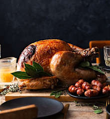 Peru assado com recheio cremoso de bacon, limão e ervas