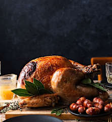 Pavo asado con relleno cremoso de panceta, limón y hierbas