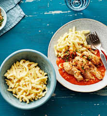 Hähnchen mit Spätzle und Tomaten-Sahnesauce