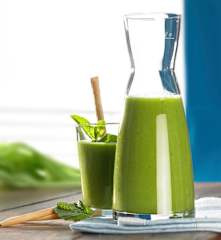 Zielone smoothie z sałatą, mango i bananami