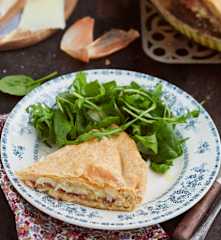 Tourte à la tomme de brebis et au jambon cru