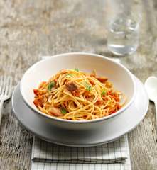 Esparguete com atum e molho arrabiata