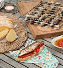 Pan de maíz, sardinas a la parrilla y piquillos