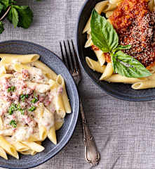 Pasta ai 2 condimenti: sugo al pomodoro e crema panna e pancetta (Bimby Friend)