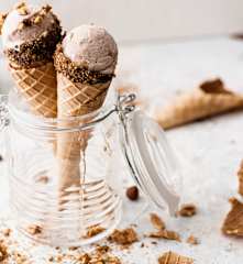 Helado de frutos secos con crumble de cítricos y flores