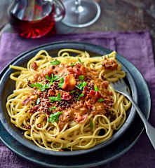 Rotweinpasta mit Knusperbröseln