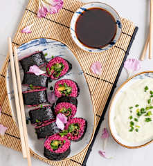 Różowe sushi z warzywami i sosem awokado-wasabi