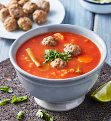 Sopa de verduras y albóndigas