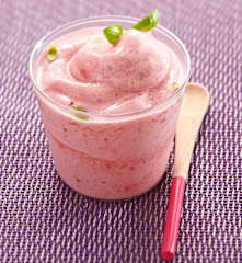 Sorvete de manjericão e morango