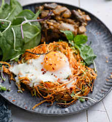 Huevos al horno sobre espirales de verduras