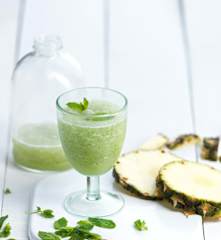 Cocktail de rum, ananás e hortelã