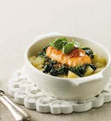 Lombos de pescada com espinafres e molho de tomate à portuguesa