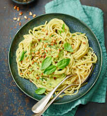 Crème d’avocat au basilic, spaghetti complets