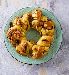 Corona di pan brioche ripiena di verdure e Asiago