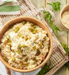 Ensaladilla de atún, encurtidos y mayonesa