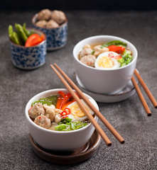 Ramen z klopsikami z indyka