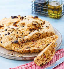 Pan de pumate, aceitunas negras y romero
