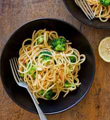 Broccoli, Chilli and Pine Nut Spaghetti