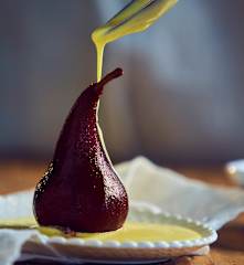 Pere al vino con crema inglese