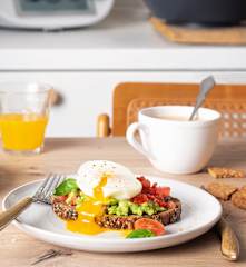 Avocado toast con uovo poché