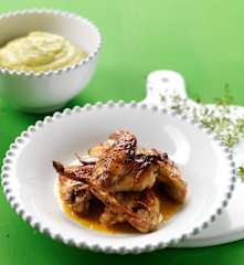 Asas de frango com puré de ervas aromáticas