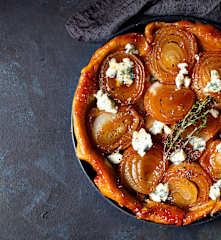 Tarta Tatin de cebolla con caramelo a las hierbas