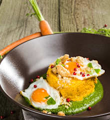 Karottenflan mit Wachtelei auf Spinatsenfsauce