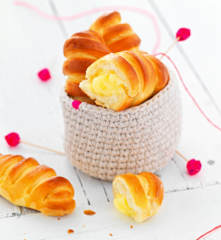 Panini al latte ripieni di crema alla vaniglia