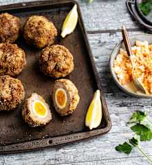 Œufs écossais avec salade de céleri-rave et carottes