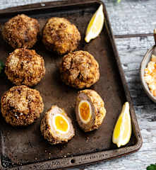 Huevos escoceses con ensalada de col