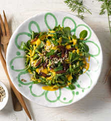 Vogerlsalat mit Karotten-Dressing und Sonnenblumenkernen