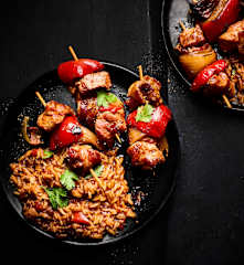 Spiedini di carne con riso