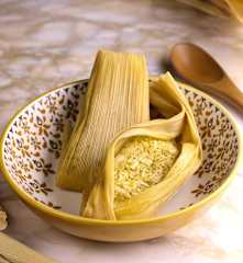 Tamales de pollo y salsa verde