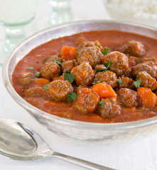 Meatballs in a rich tomato sauce (daoud basha)