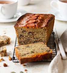 Plum cake de calabacín, chorizo y dátiles