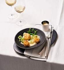 Gebratene Jakobsmuscheln mit Passionsfrucht-Beurre-blanc und Gurkensalat