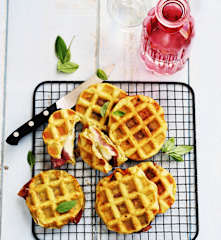Gaufres au jambon, mozzarella et pesto