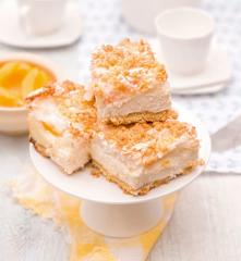 Sernik z brzoskwiniami i kokosem