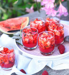 Gelatina de frambuesa con sandía y jarabe de hibisco