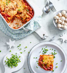 Zapiekanka makaronowa z pieczarkami, papryką i kiełbasą