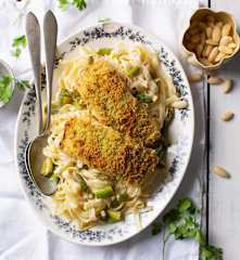 Saumon en croûte d'amandes, asperges et tagliatelles