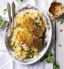 Σολομός με κρούστα από αμύγδαλα και ταλιατέλες με σπαράγγια