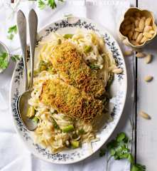 Salmone in crosta di mandorle con tagliatelle agli asparagi