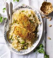 Salmone in crosta di mandorle con tagliatelle agli asparagi