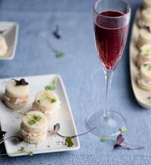 Cóctel de arándanos con canapés de gambas