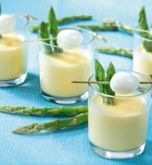 Uova di quaglia e asparagi in salsa di senape