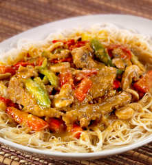 Vermicelli di riso con carne e verdure