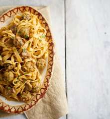 Almôndegas de frango com tagliatelle